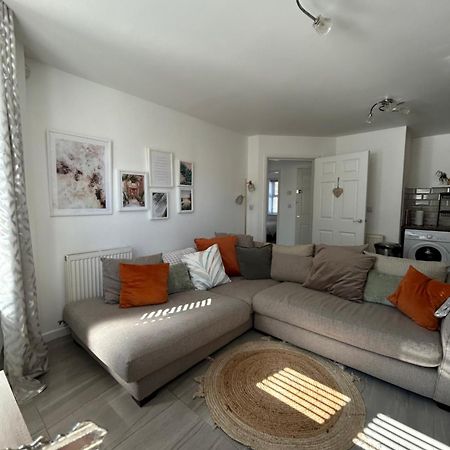 Modern 2 Bed Apartment With Free Parking And Netflix Dawley ภายนอก รูปภาพ