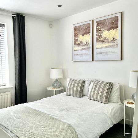 Modern 2 Bed Apartment With Free Parking And Netflix Dawley ภายนอก รูปภาพ