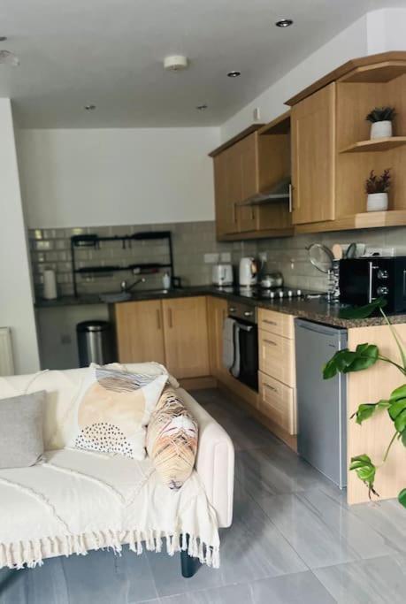 Modern 2 Bed Apartment With Free Parking And Netflix Dawley ภายนอก รูปภาพ