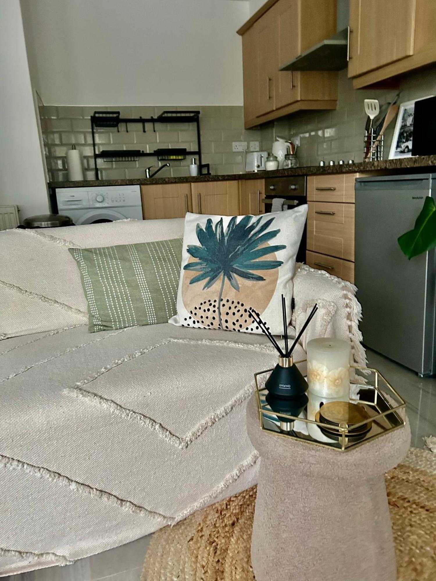 Modern 2 Bed Apartment With Free Parking And Netflix Dawley ภายนอก รูปภาพ