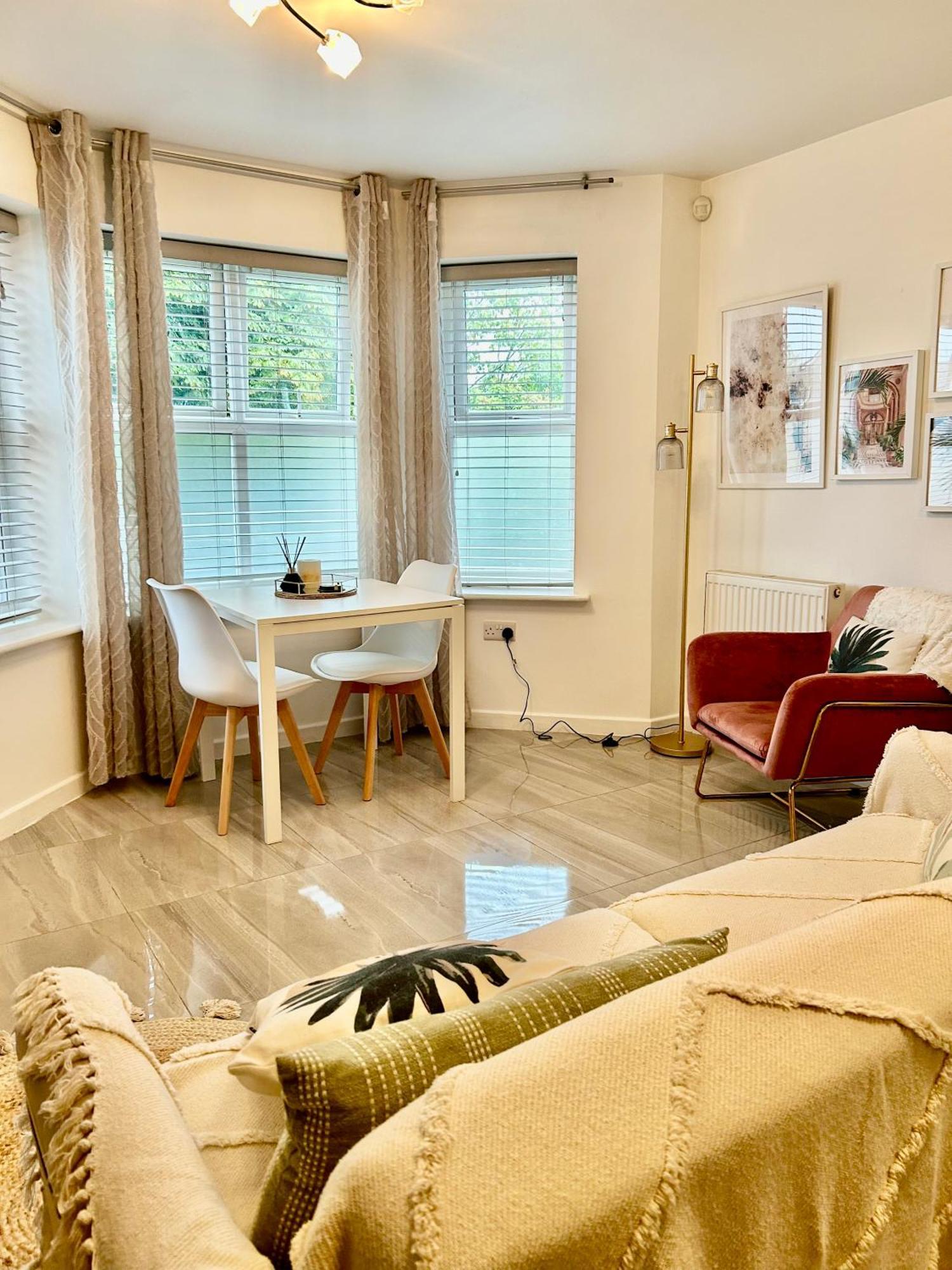 Modern 2 Bed Apartment With Free Parking And Netflix Dawley ภายนอก รูปภาพ