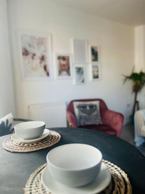 Modern 2 Bed Apartment With Free Parking And Netflix Dawley ภายนอก รูปภาพ