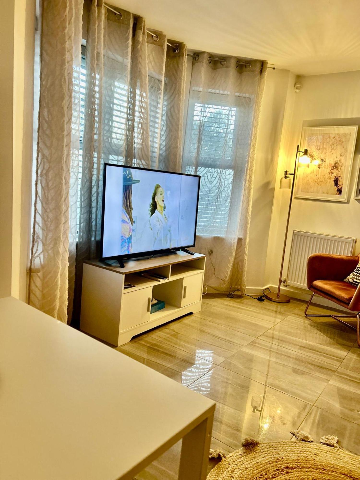 Modern 2 Bed Apartment With Free Parking And Netflix Dawley ภายนอก รูปภาพ