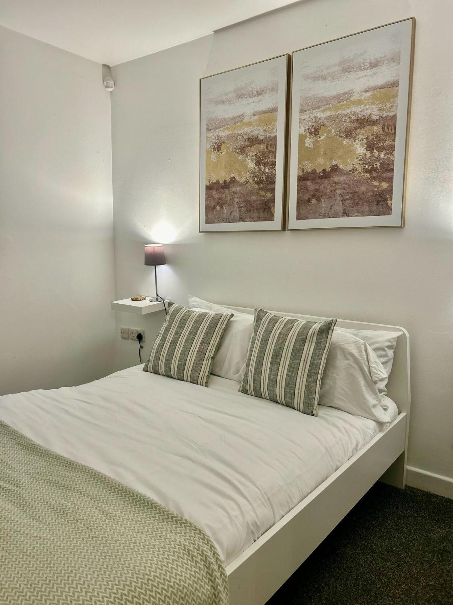 Modern 2 Bed Apartment With Free Parking And Netflix Dawley ภายนอก รูปภาพ