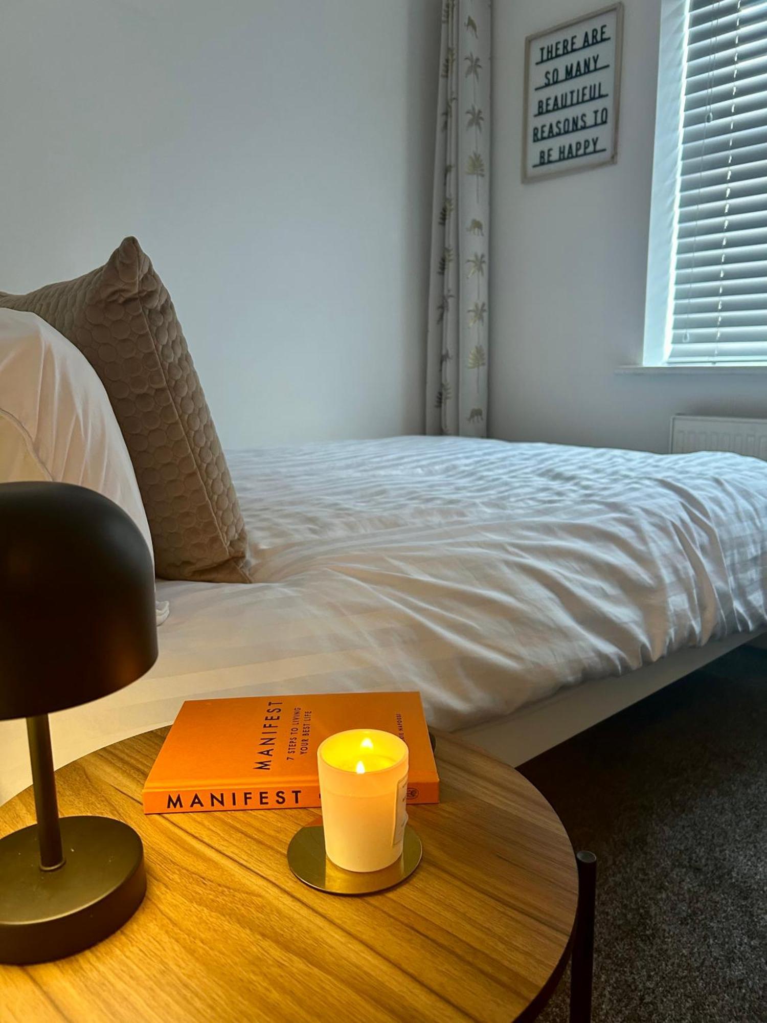 Modern 2 Bed Apartment With Free Parking And Netflix Dawley ภายนอก รูปภาพ