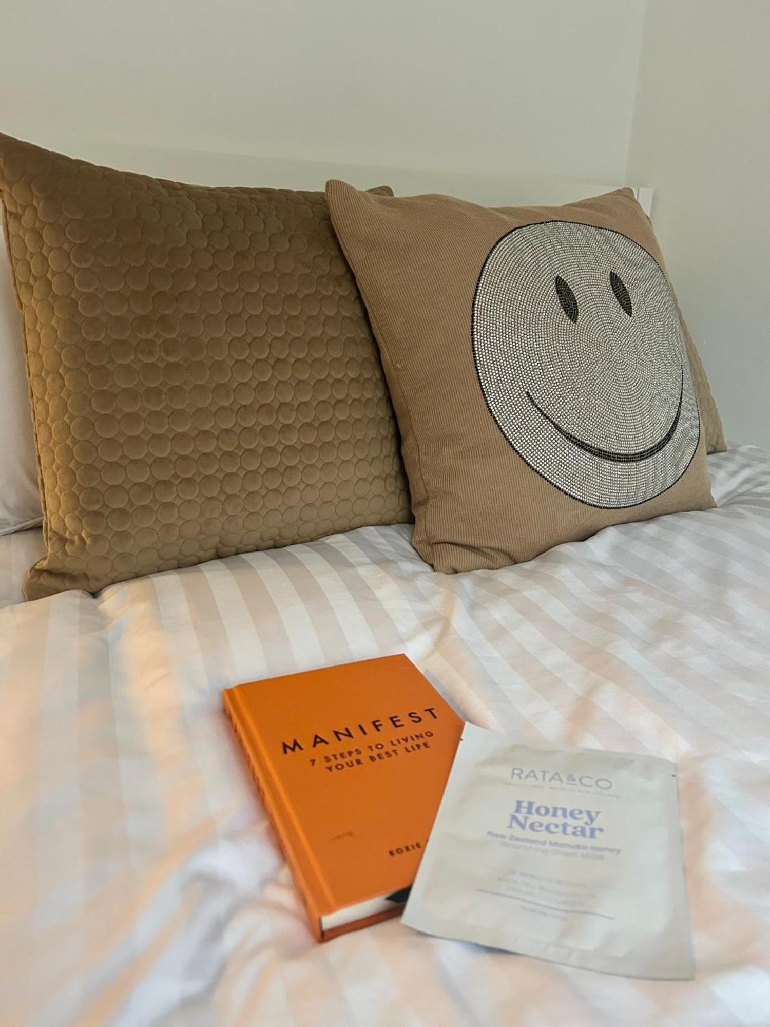 Modern 2 Bed Apartment With Free Parking And Netflix Dawley ภายนอก รูปภาพ