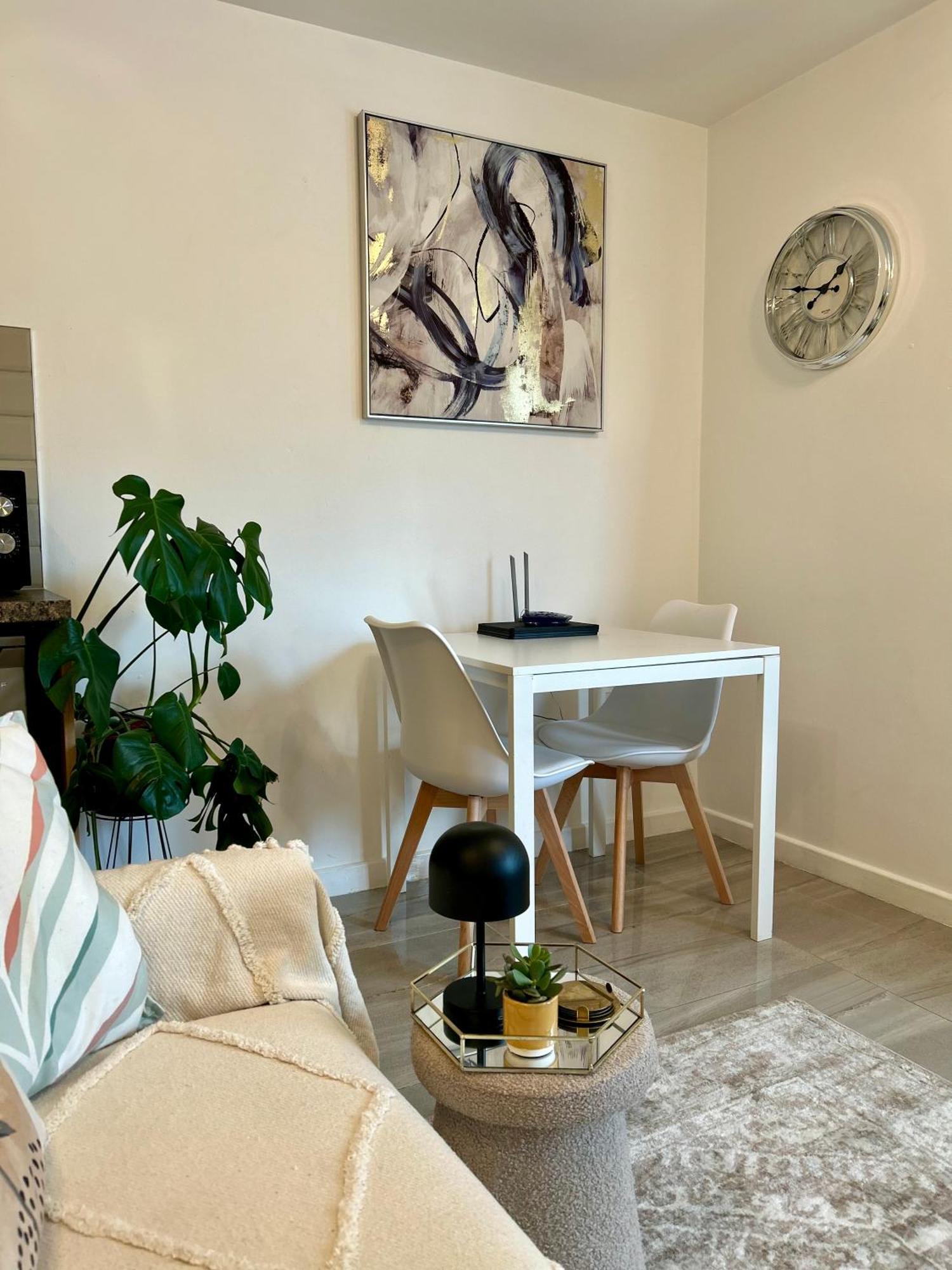 Modern 2 Bed Apartment With Free Parking And Netflix Dawley ภายนอก รูปภาพ