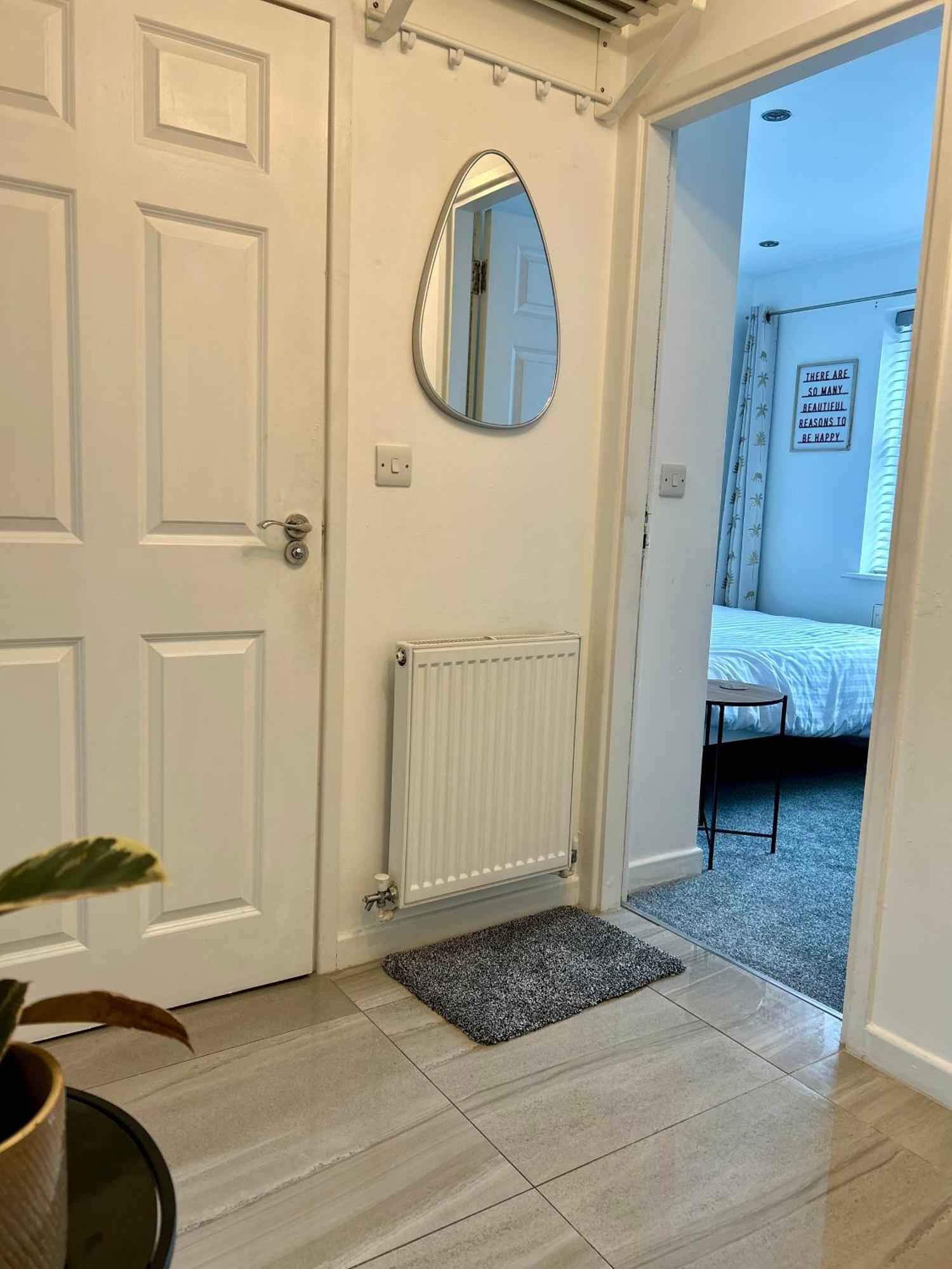 Modern 2 Bed Apartment With Free Parking And Netflix Dawley ภายนอก รูปภาพ