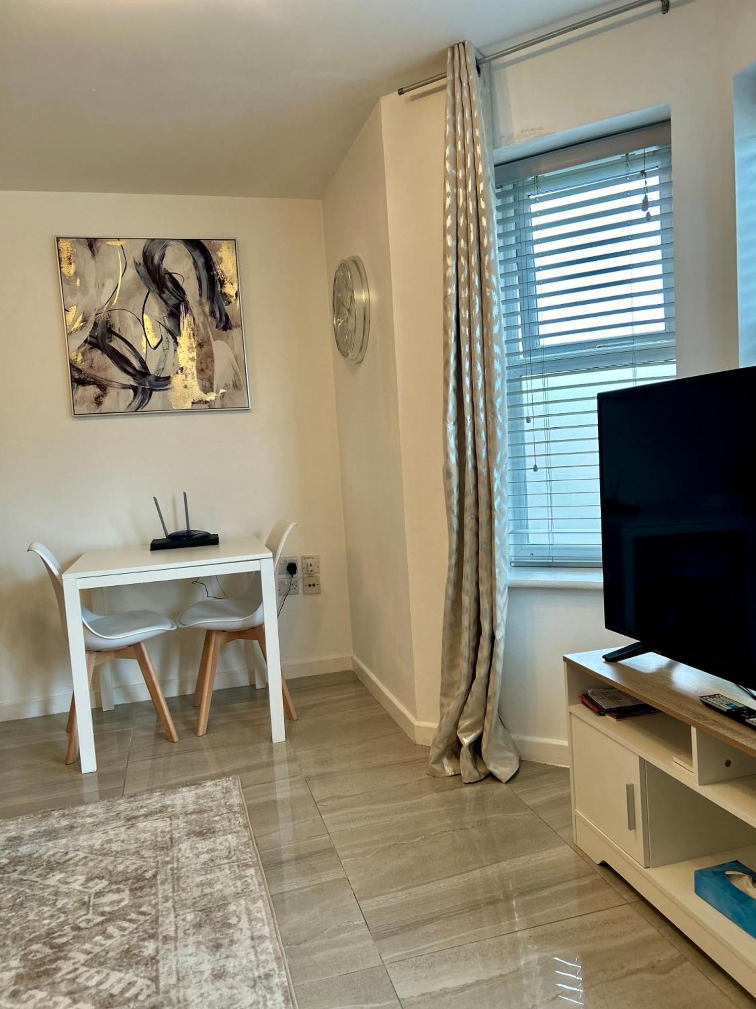 Modern 2 Bed Apartment With Free Parking And Netflix Dawley ภายนอก รูปภาพ