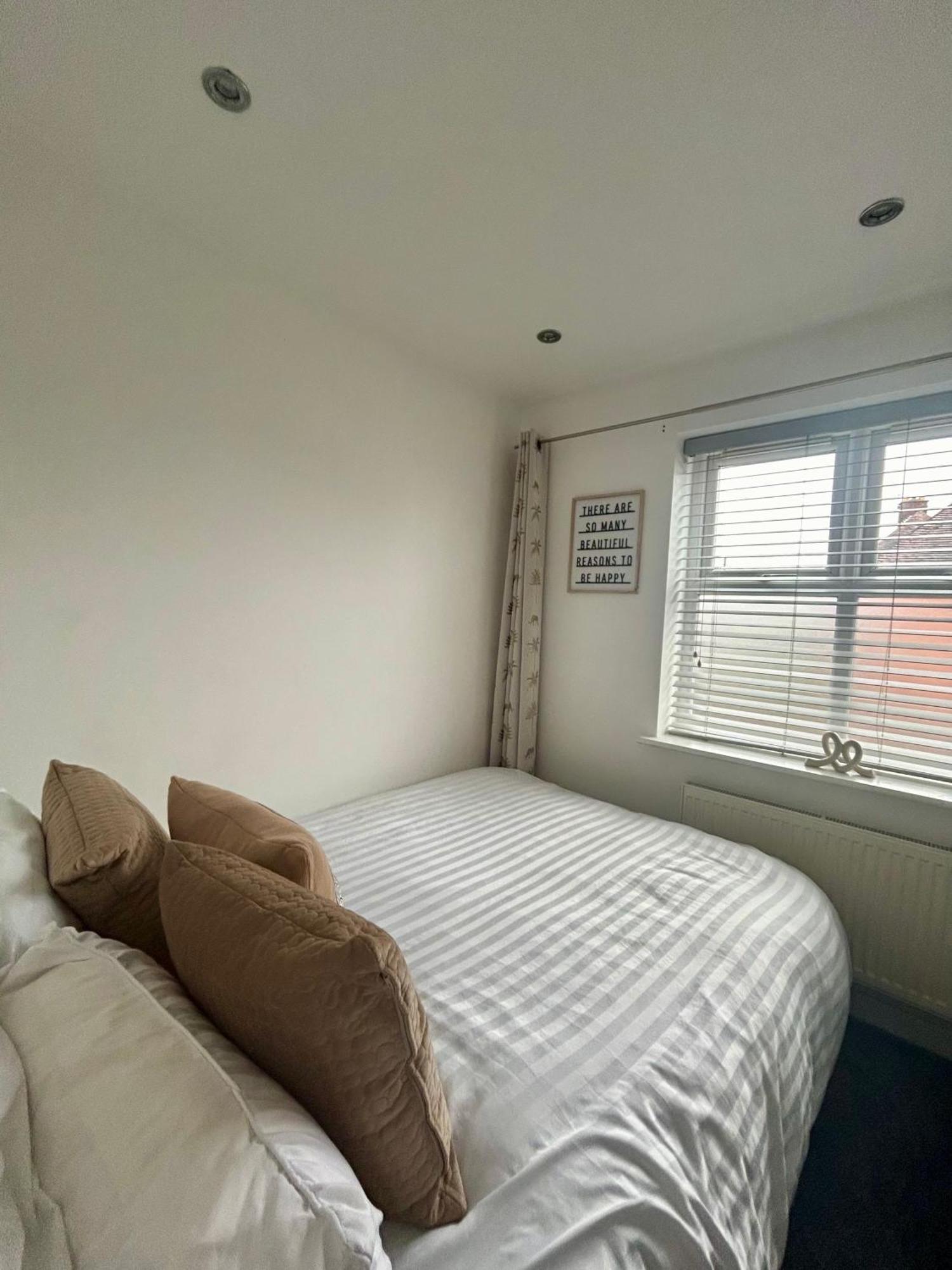 Modern 2 Bed Apartment With Free Parking And Netflix Dawley ภายนอก รูปภาพ