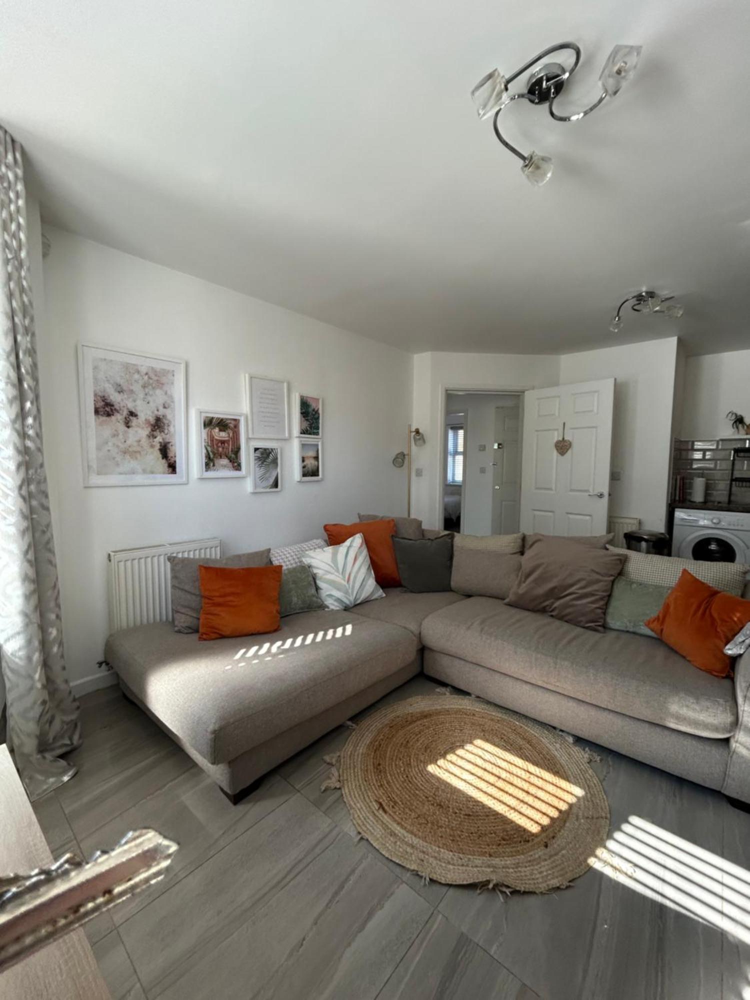 Modern 2 Bed Apartment With Free Parking And Netflix Dawley ภายนอก รูปภาพ