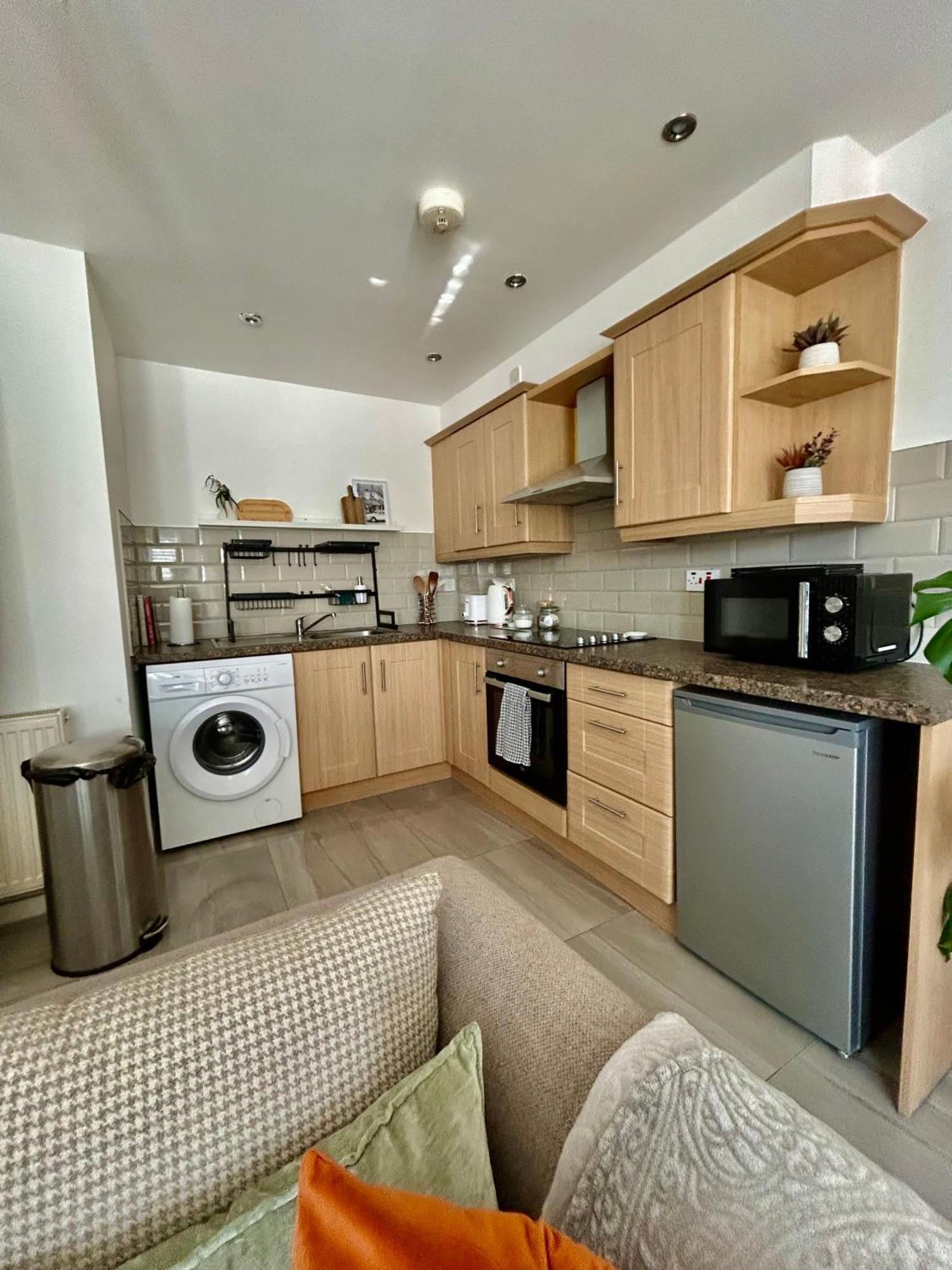 Modern 2 Bed Apartment With Free Parking And Netflix Dawley ภายนอก รูปภาพ
