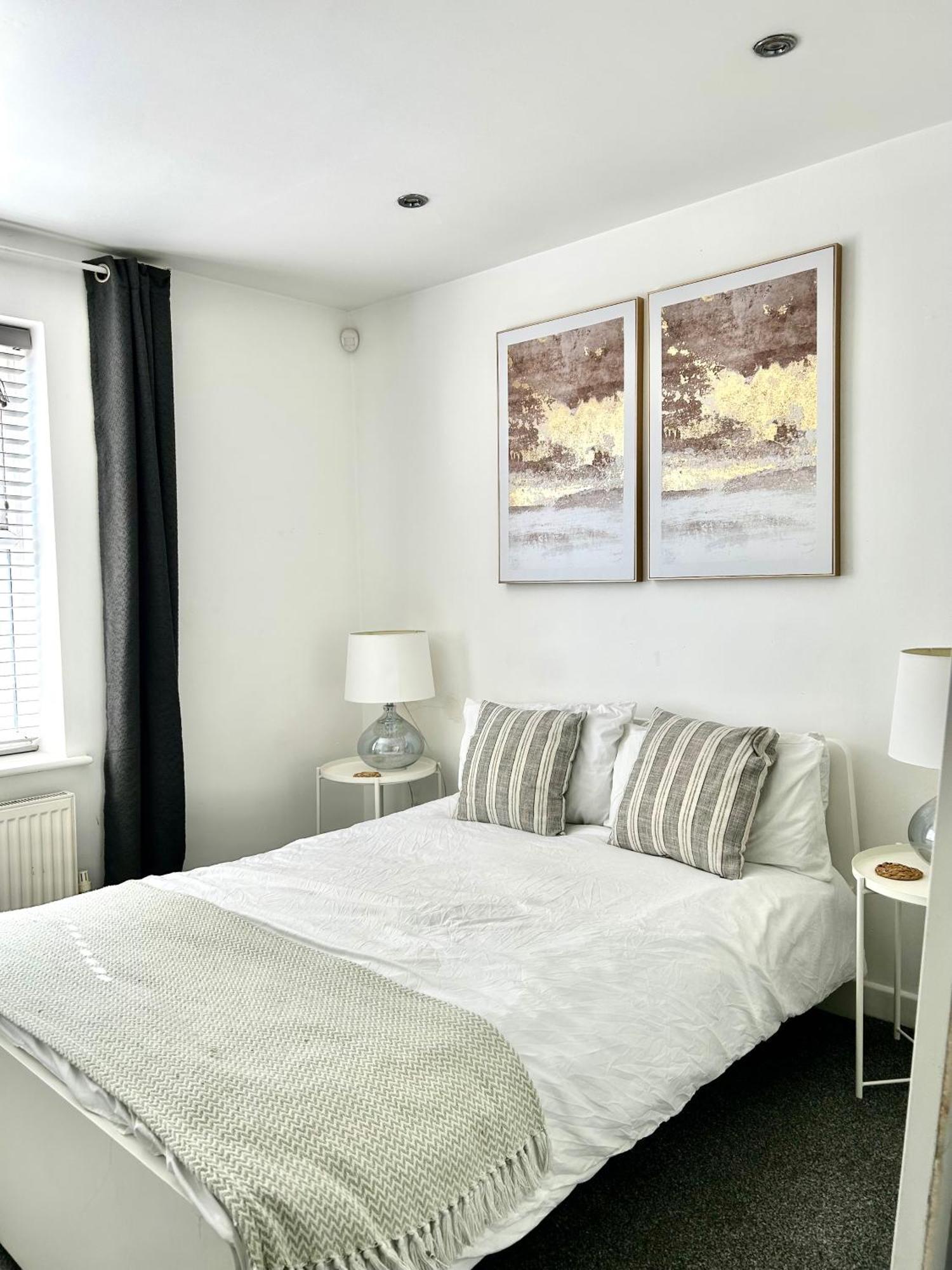 Modern 2 Bed Apartment With Free Parking And Netflix Dawley ภายนอก รูปภาพ