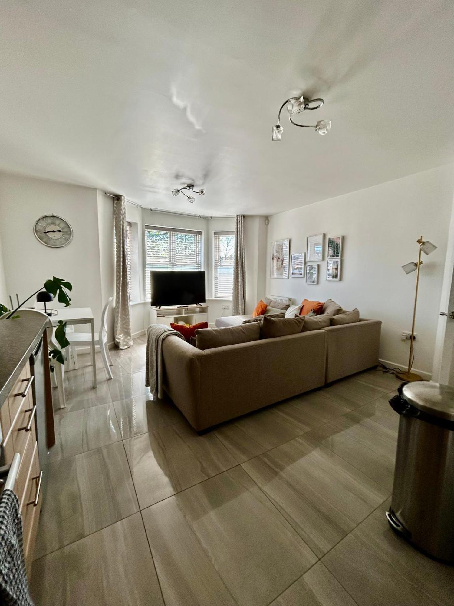 Modern 2 Bed Apartment With Free Parking And Netflix Dawley ภายนอก รูปภาพ