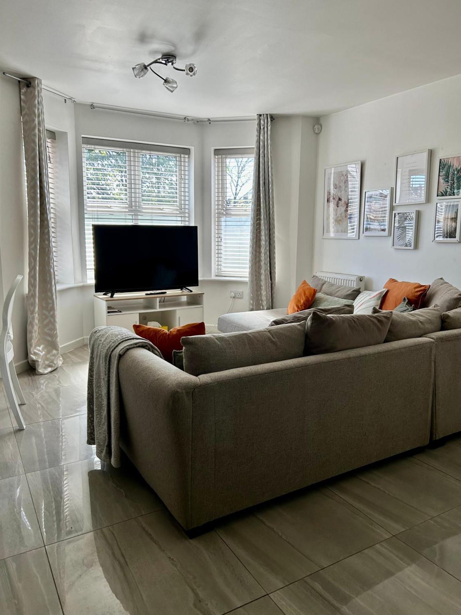 Modern 2 Bed Apartment With Free Parking And Netflix Dawley ภายนอก รูปภาพ